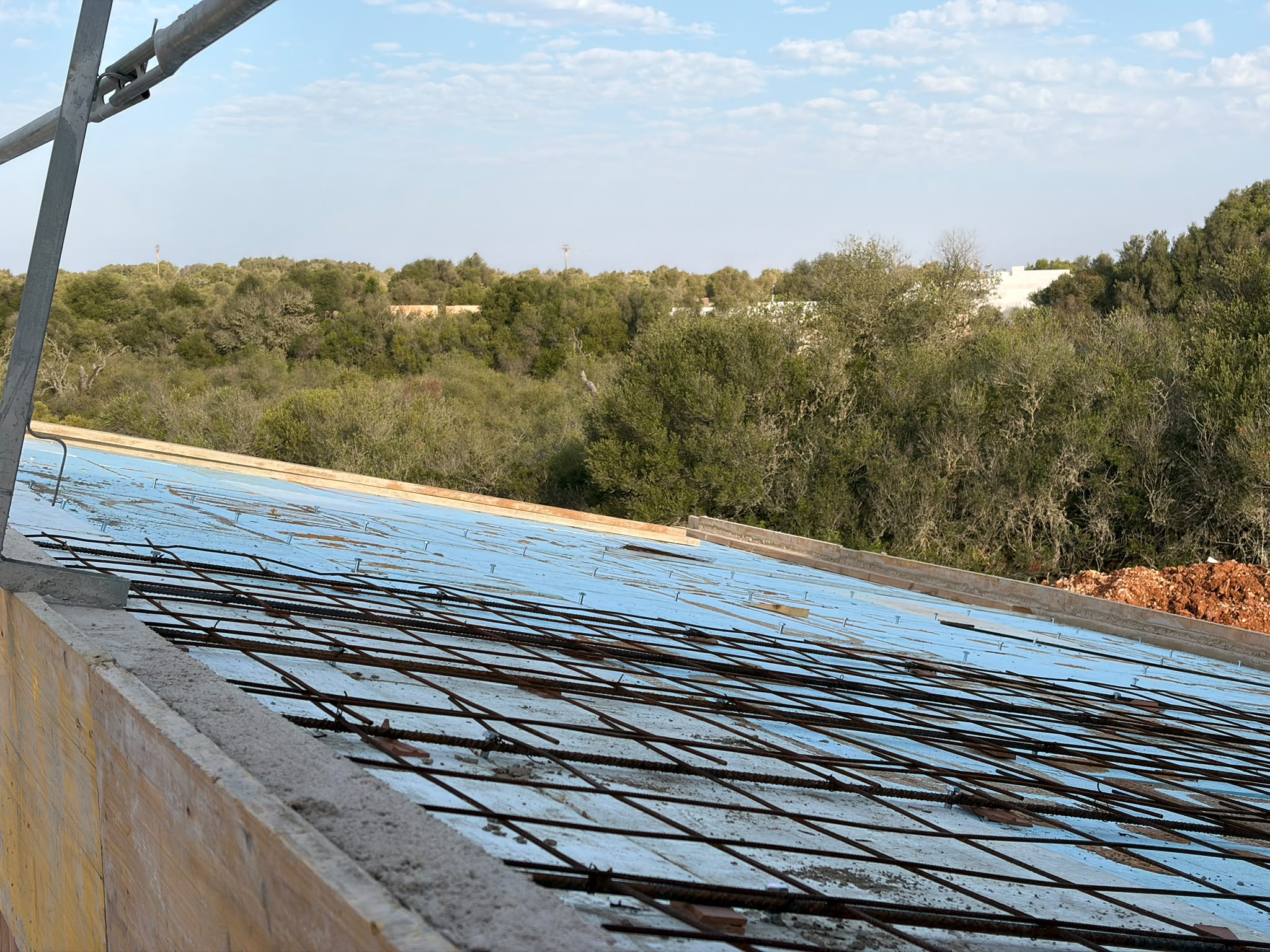 Roof surface with thermal insulation and reinforcement