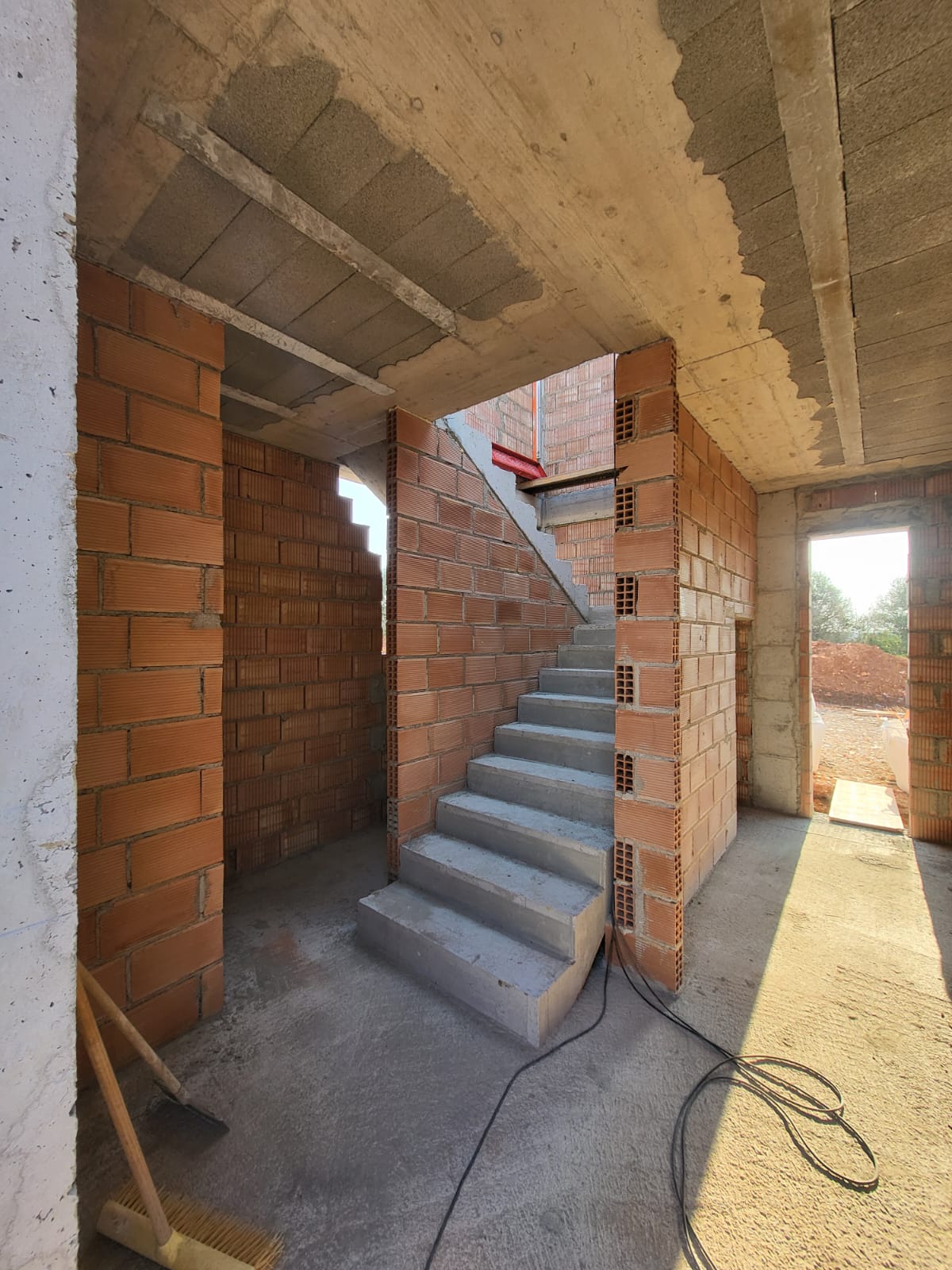 Massive Stahlbetontreppe ins Obergeschoss